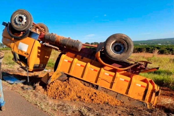 Caminhoneiro faz manobra para evitar batida frontal, perde controle e tomba caminhão na BR352