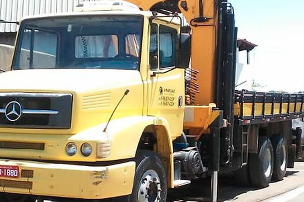 Família pede ajuda para encontrar caminhão furtado do pátio de posto de gasolina em Patos de Minas