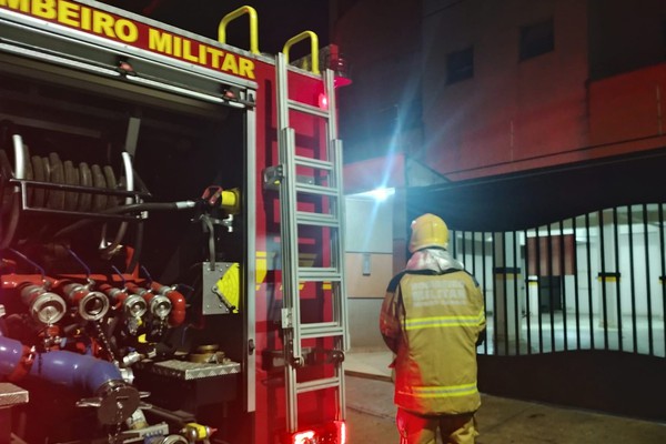 Moradora de apartamento é acordada de madrugada com geladeira pegando fogo em Patos de Minas