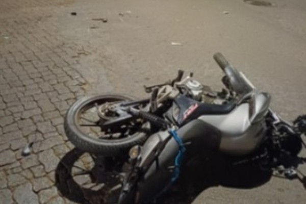 Pai e filho em moto são atingidos por carro que foge sem prestar socorro em Patos de Minas