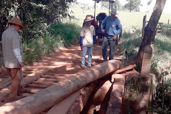 Produtores rurais da localidade de Firmes se unem para reformar a ponte do Córrego dos Barbosas
