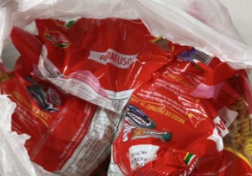 Funcionária terceirizada é presa por furtar macarrão e bolachas em supermercado de Patos de Minas