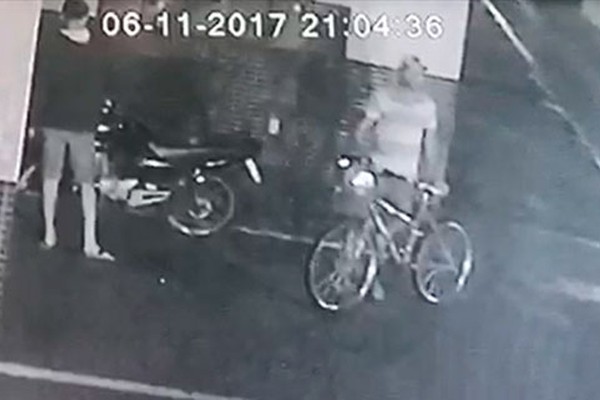 Vídeo mostra ladrões furtando moto no Centro e dono pede ajuda para encontrar veículo