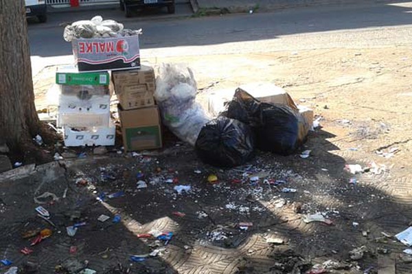 Após retirada de lixeira, comerciantes depositam lixo no chão em praça do bairro Rosário