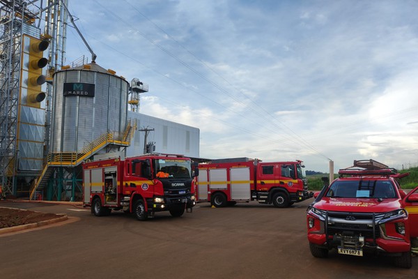 Incêndio atinge secador de grãos em indústria às margens da BR-365 em Patos de Minas