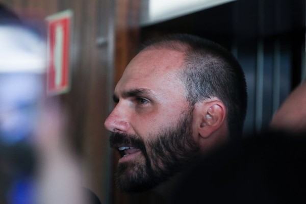 Moraes determina bloqueio de bens e contas de Eduardo Bolsonaro