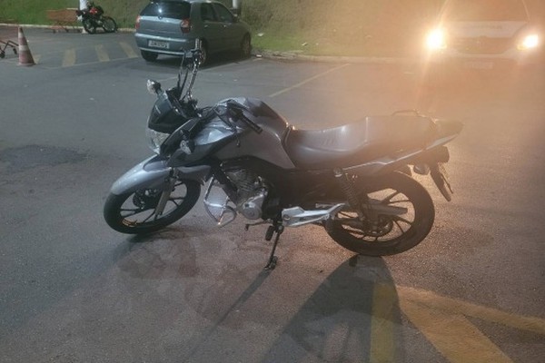 Passageiro de moto é preso em estacionamento de hipermercado quando iria vender arma de fogo em Patos de Minas