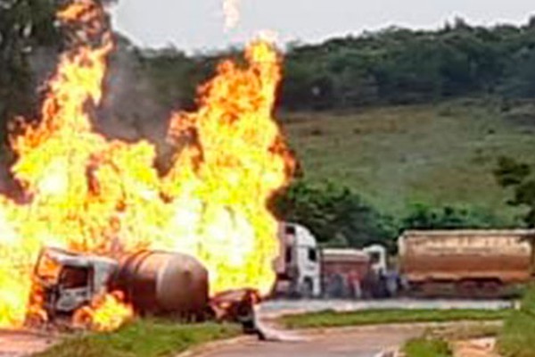 Curva dos Moreiras tem trânsito por via lateral após explosão que deixou profissional com queimaduras