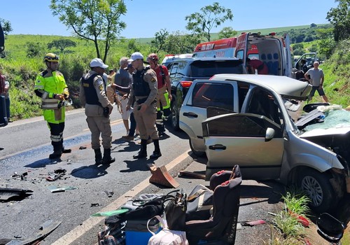Veículo de passeio bate de frente com caminhão na MG-187 e deixa cinco pessoas feridas