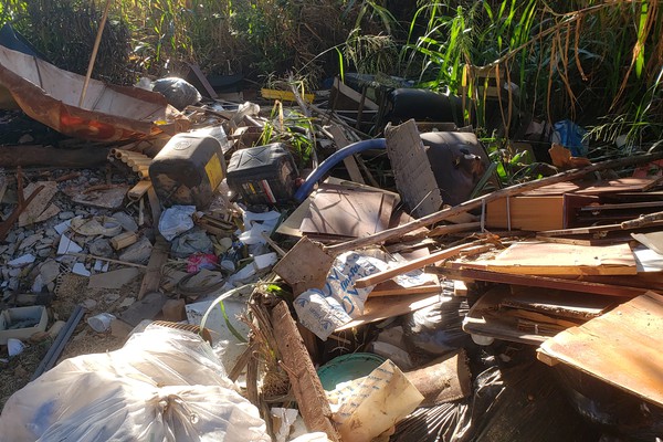 Margens de rodovia em Patos de Minas se transformam em depósito de lixo e entulho