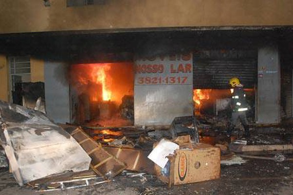 Incêndio destrói loja de móveis e obriga desocupação de hotel na avenida Piauí