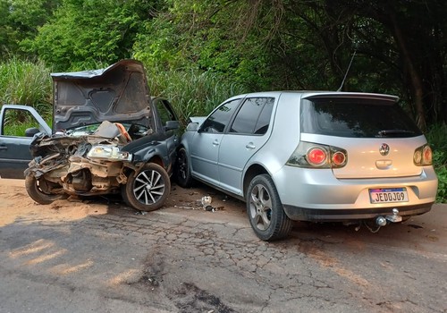 Veículos de passeio batem de frente e deixam pessoas feridas na BR-365