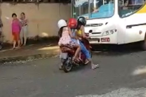 Na porta de escola, pais flagram mãe transportando criança e mais 2 meninas em motoneta