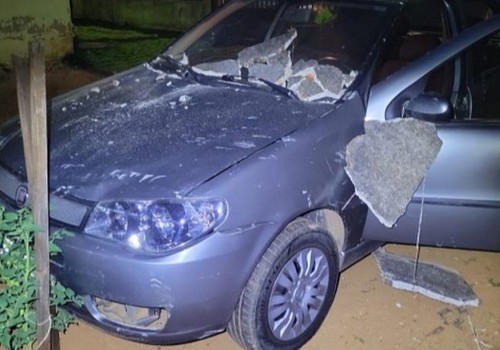 Após se desentender com a esposa, motorista embriagado perde o controle de carro e invade quintal de residência