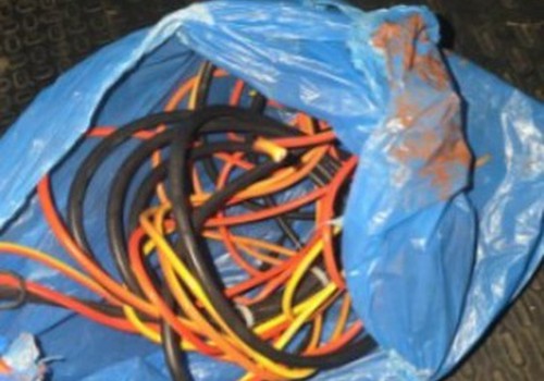 Homem é preso com alicate após escalar padrão e cortar fiação de obra em Patos de Minas