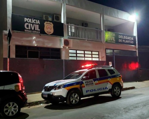 Homem é preso após tentar agarrar mulher à força, brigar com outro indivíduo e ameaçar policiais