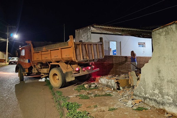 Caminhão basculante invade casa no bairro Nossa Senhora de Fátima e causa estragos