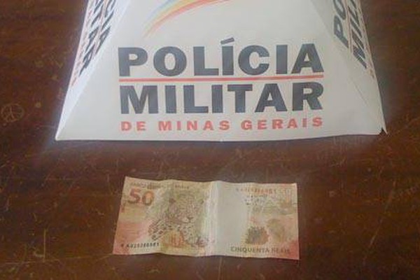 PM de Carmo do Paranaíba prende motorista com nota marcada por tinta antifurto