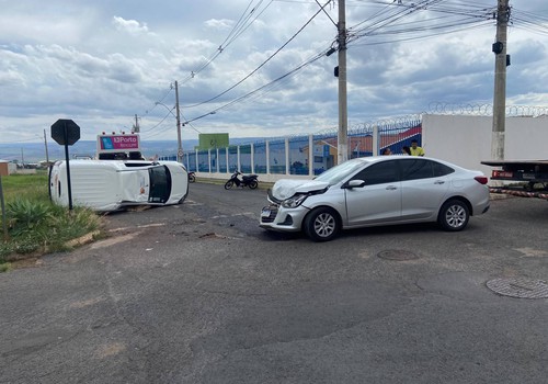 Fiorino capota após ser atingida por carro em cruzamento de Patos de Minas; veja vídeo
