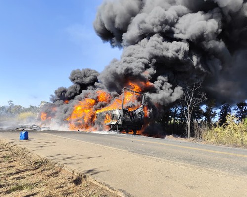 Caminhão carregado com 31 toneladas de borracha pega fogo e interdita a BR365 por cerca de sete horas