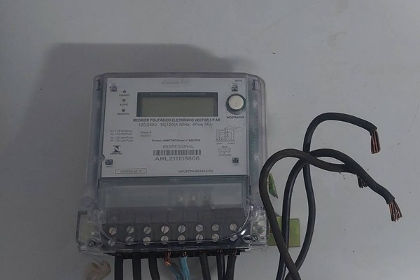 Testemunha percebe furto e homem acaba preso com fiação, alicate e medidor de energia