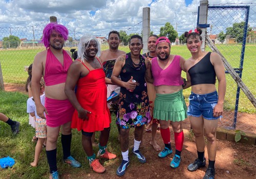 Com saias, vestidos e chuteiras, homens participam de futebol solidário e arrecadam alimentos em Patos de Minas