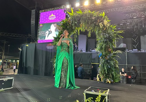 Thainá Vieira discursa na passarela do concurso de Rainha Nacional do Milho 2026; veja ao vivo
