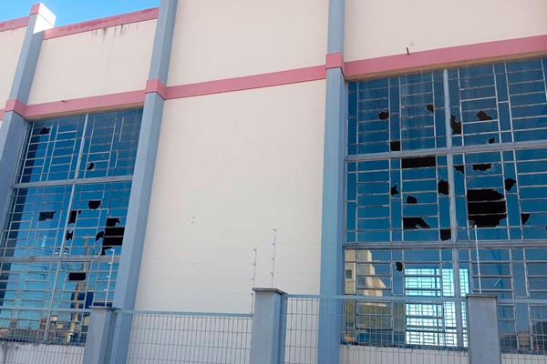 Homem de 28 anos é preso após apedrejar e quebrar vidros de igreja em Carmo do Paranaíba