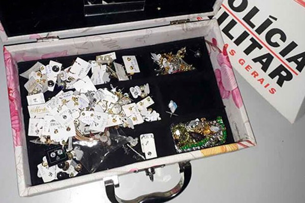 Polícia encontra maleta com dezenas de brincos, pulseiras e colares no Nossa Senhora Aparecida
