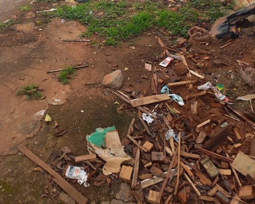 Morador denuncia descarte de lixo em calçada e surgimento de escorpiões no Bairro Brasil