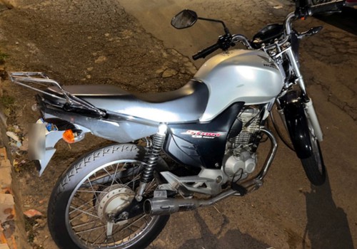Jovem empina moto com placa dobrada perto de crianças e acaba preso em Patos de Minas
