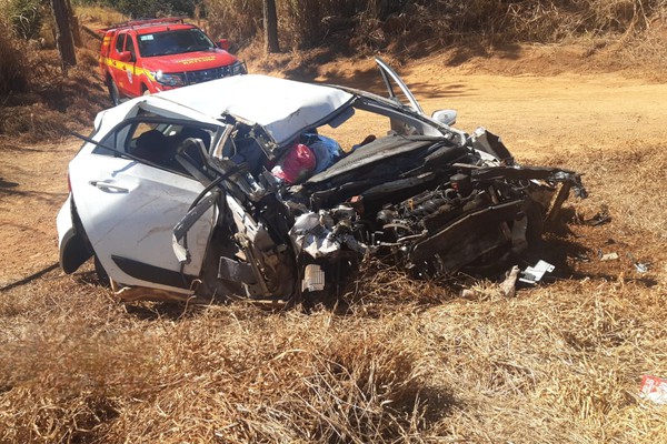 Condutora de automóvel de 64 anos morre ao bater de frente com caminhão na BR 354
