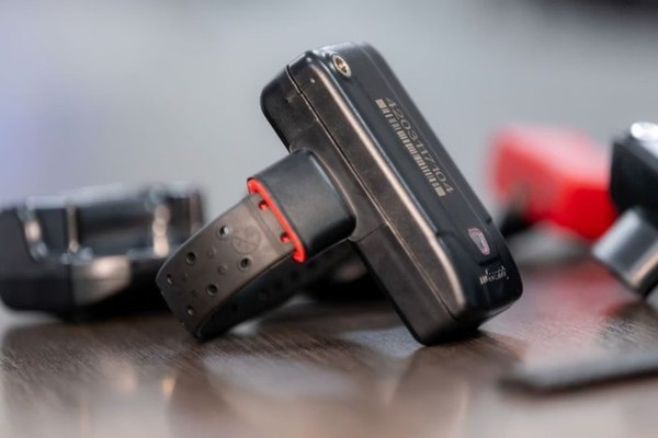 Homem monitorado por tornozeleira eletrônica é preso por furto de celulares em Patos de Minas