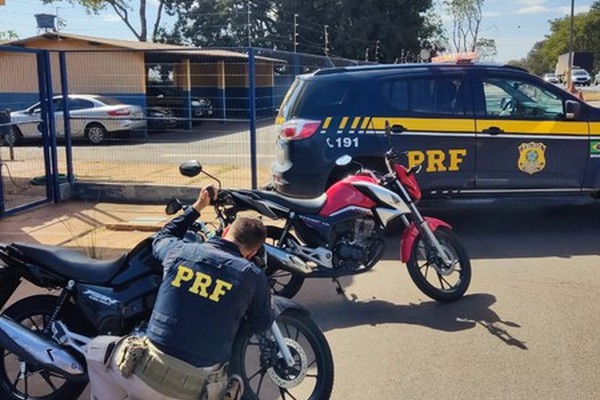 PRF recupera duas motos furtadas que eram transportadas no bagageiro de um ônibus
