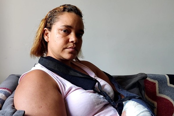 Mulher pede ajuda após sofrer ferimento grave na mão provocado por máquina de corte
