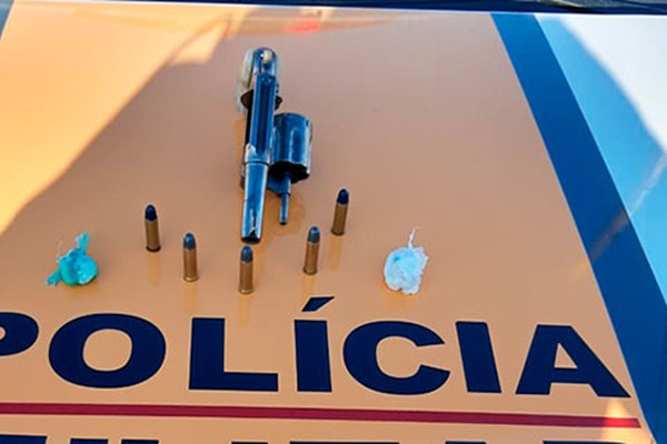 Jovem é preso com arma e drogas dentro de carro de aplicativo na MGC354 em Patos de Minas