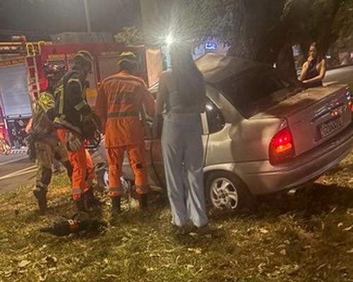 Motorista morre ao perder o controle da direção e bater em árvores na avenida JK, em Patos de Minas