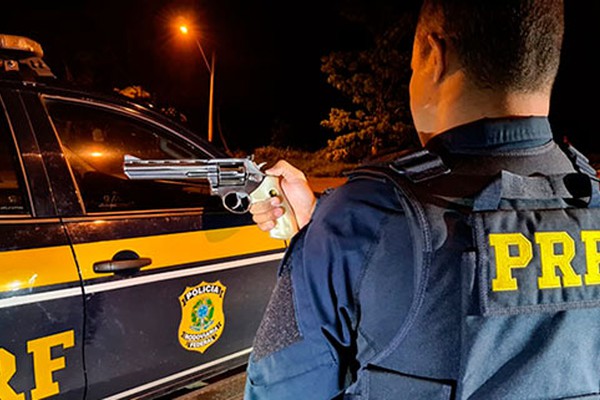 PRF prende, na BR 365, em Patos de Minas, motorista que transportava revólver na bagagem