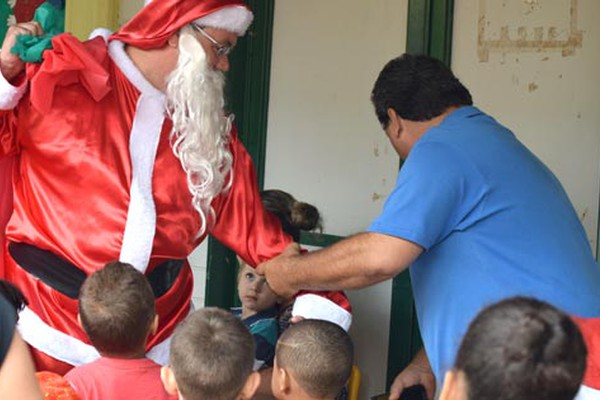 Clube de Motociclistas promove Natal sobre Rodas e distribui presentes para crianças carentes