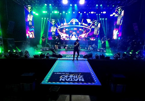 No hit “5 da manhã”, Natazinho faz público soltar a voz na arena da Fenamilho 2026; veja ao vivo