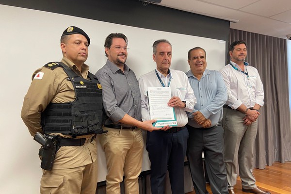 Sicoob Credicopa firma convênio e vai doar moto para a Polícia Militar de Patos de Minas