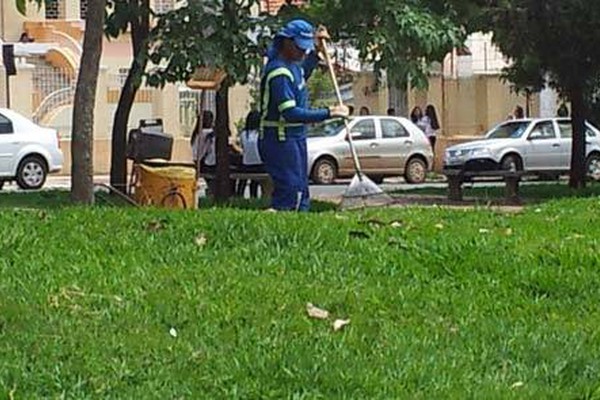 Funcionários da Prefeitura iniciam limpeza das praças da avenida Getúlio Vargas