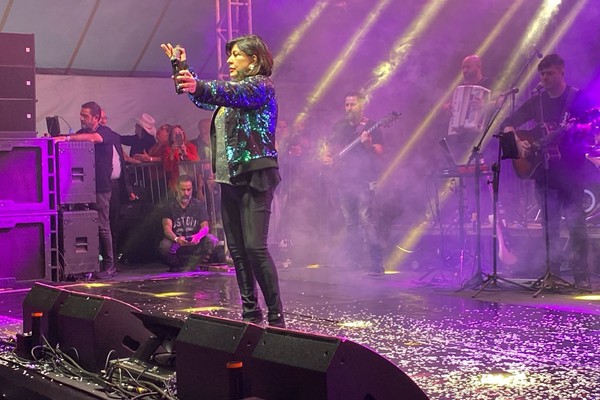 Roberta Miranda canta o sucesso “Garçom” e público forma coral na Fenapraça 2026; veja ao vivo