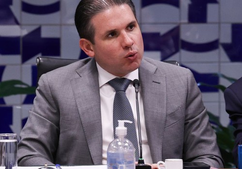Motta convoca reunião de líderes para votar PL do fim da escala 6x1