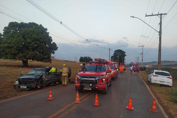 Motorista fica preso entre as ferragens em grave acidente entre caminhão e caminhonete
