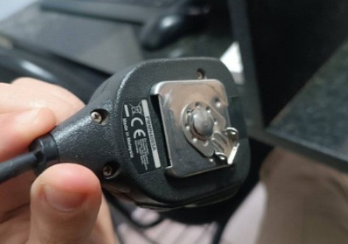 Mulher quebra rádio e ofende policiais após perturbar funcionários de pastelaria em Patos de Minas