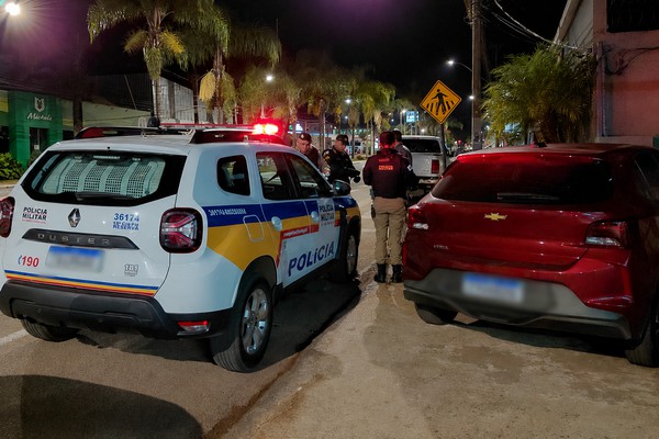 Viatura da polícia é atingida por carro quando policiais registravam ocorrência na Av. Marabá