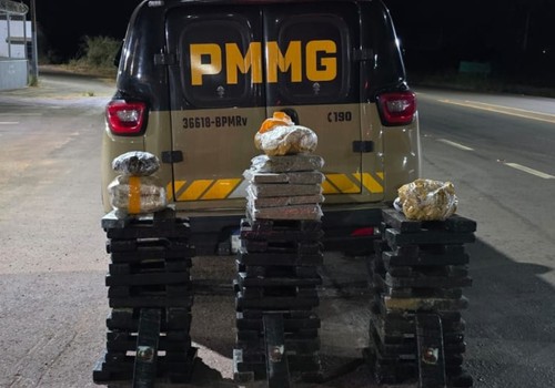 PM Rodoviária apreende mais de 100 barras de maconha em Patos de Minas; motorista se embrenhou no brejo