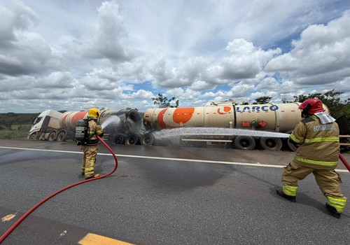 Operação com espuma e jatos d’água: incêndio em bitrem com diesel deixou BR365 interditada por mais de 17 horas