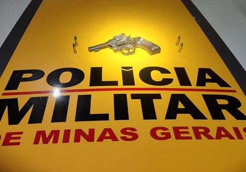 Ultrapassagem proibida termina com casal preso com arma carregada em Patos de Minas